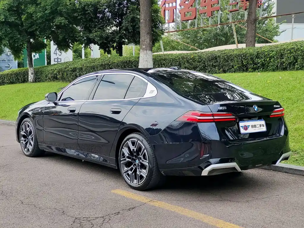 BMW 5 Series — миниатюра 4