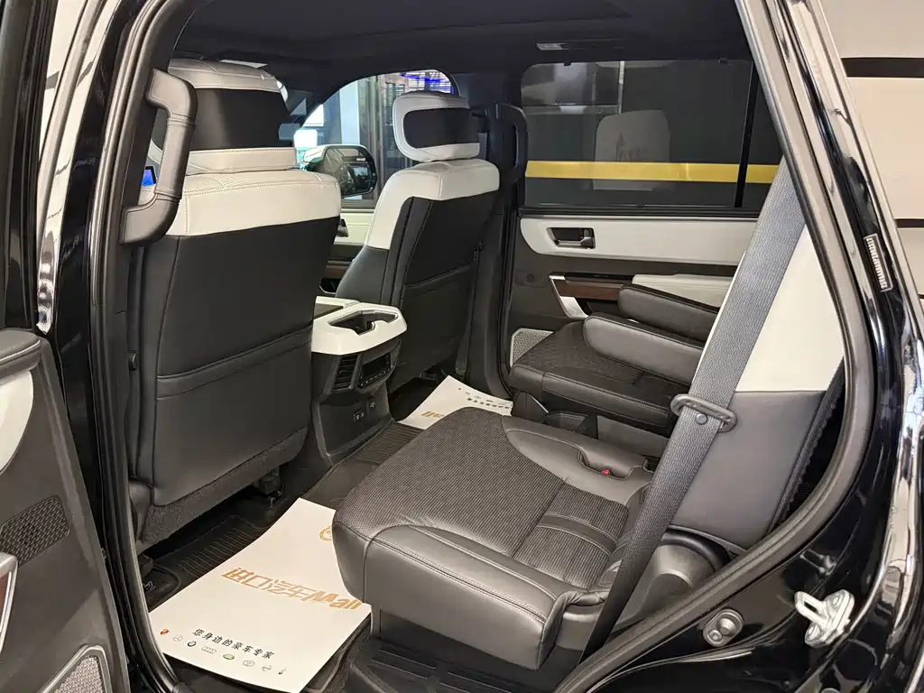 Toyota Sequoia — миниатюра 8
