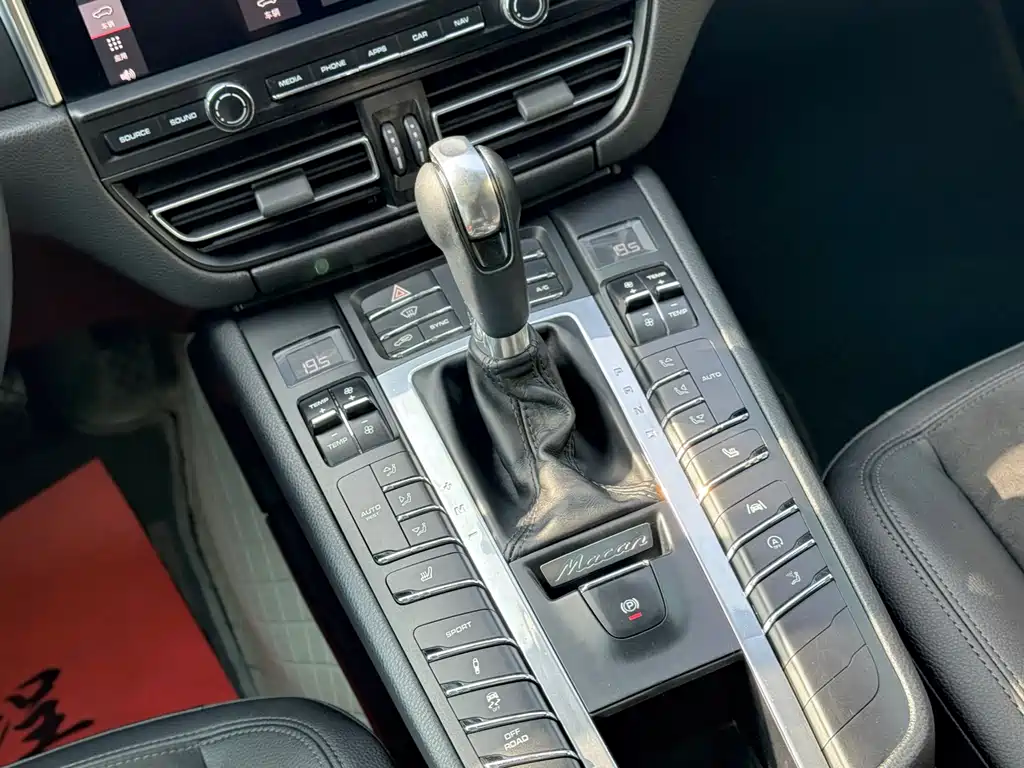 PORSCHE MACAN