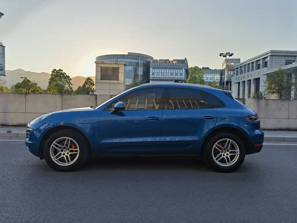 PORSCHE MACAN
