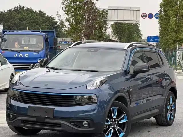 2019 Lynk & Co 01