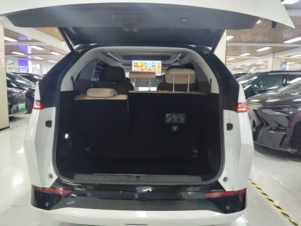 XPeng X9 — миниатюра 19
