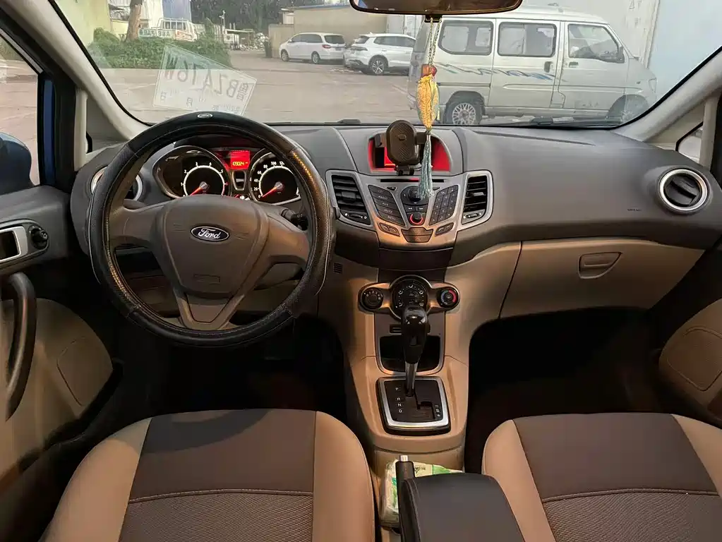 Ford Fiesta 2013 1.5L AT Fashion