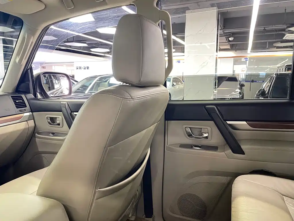 Mitsubishi Pajero (Import) — миниатюра 35