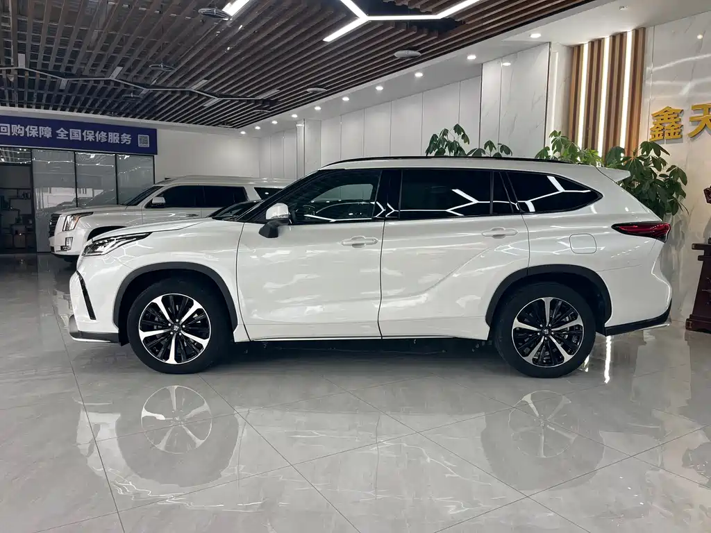 Toyota Crown Kluger — миниатюра 3