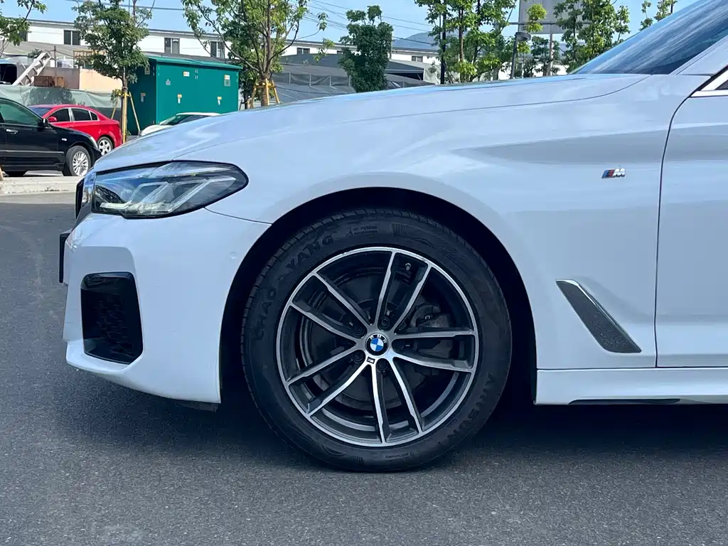 BMW 5 Series — миниатюра 9