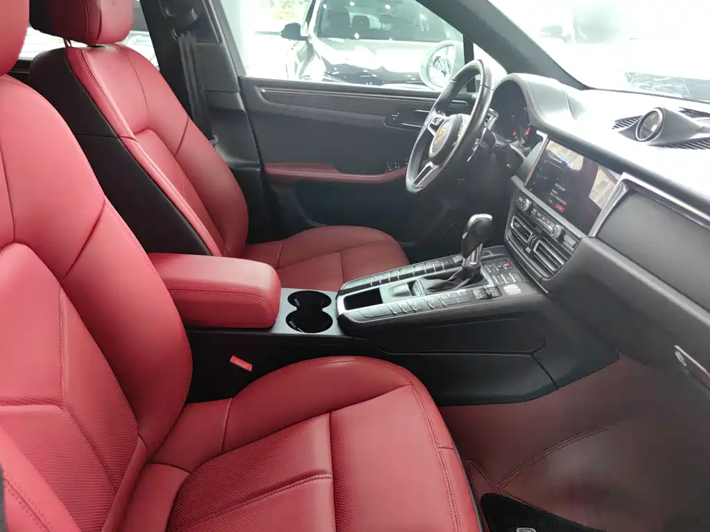 PORSCHE MACAN