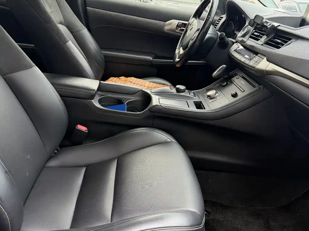 Lexus CT — миниатюра 10
