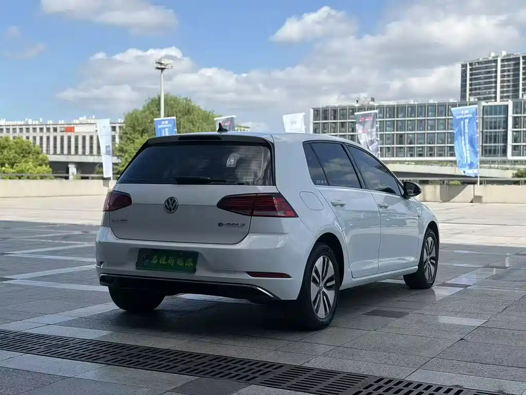 Volkswagen Golf EV — миниатюра 18