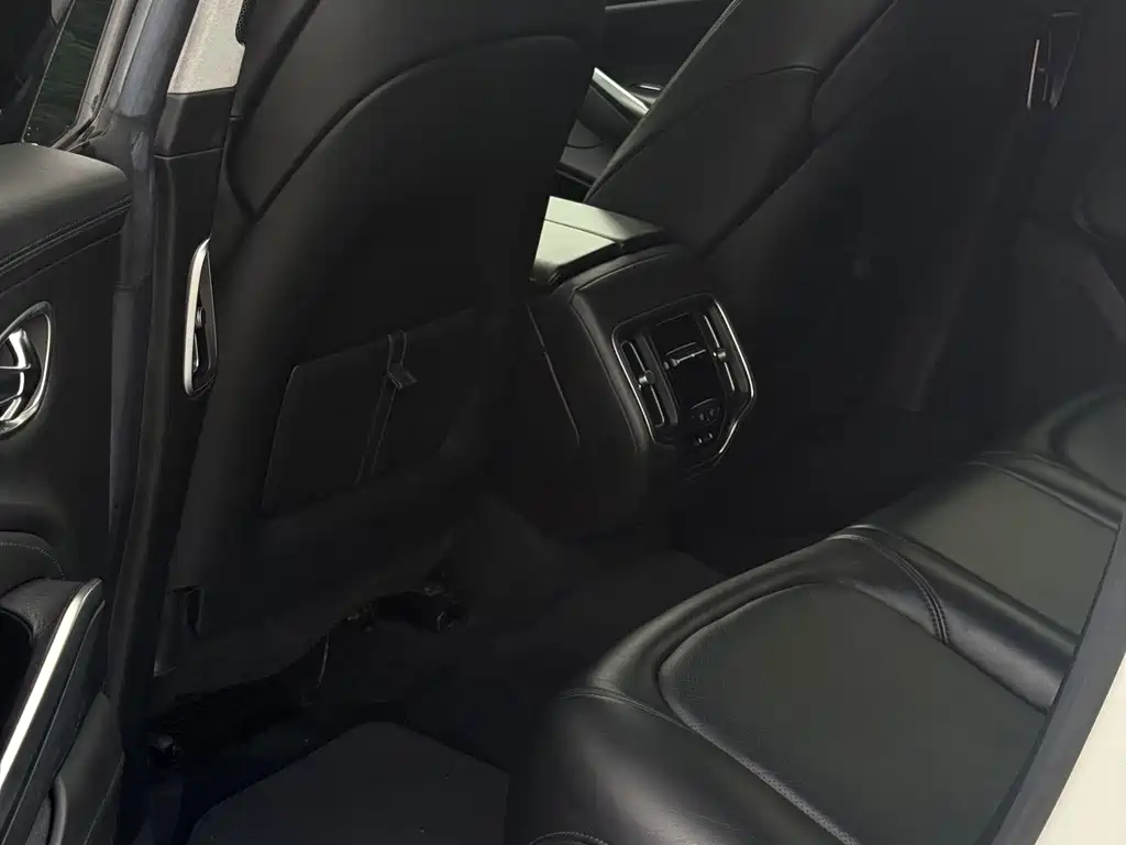 Aston Martin DBX — миниатюра 14