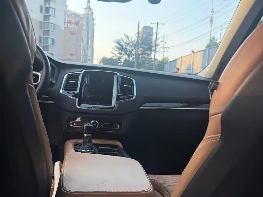 Volvo XC90 — миниатюра 8