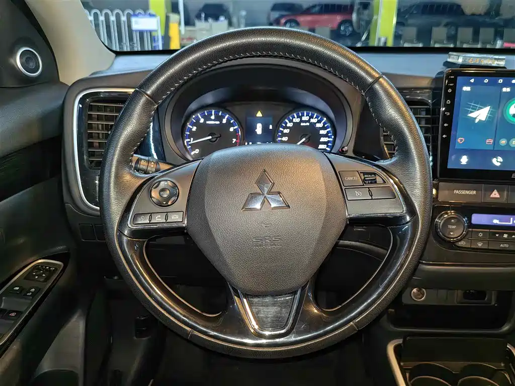 MITSUBISHI OUTLANDER