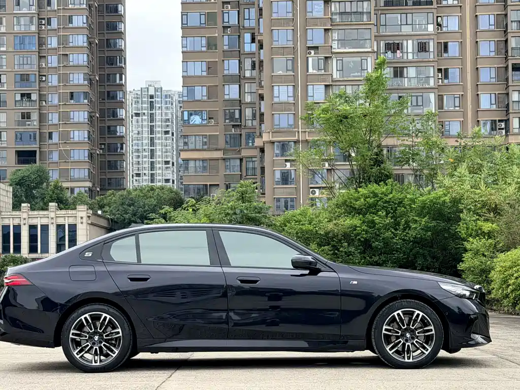 BMW 5 Series — миниатюра 7