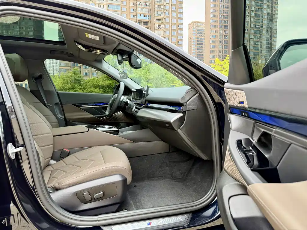 BMW 5 Series — миниатюра 16