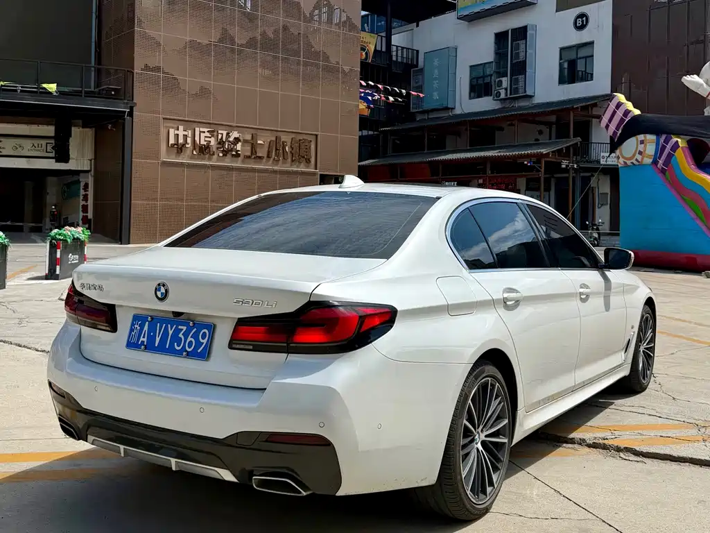 BMW 5 Series — миниатюра 7