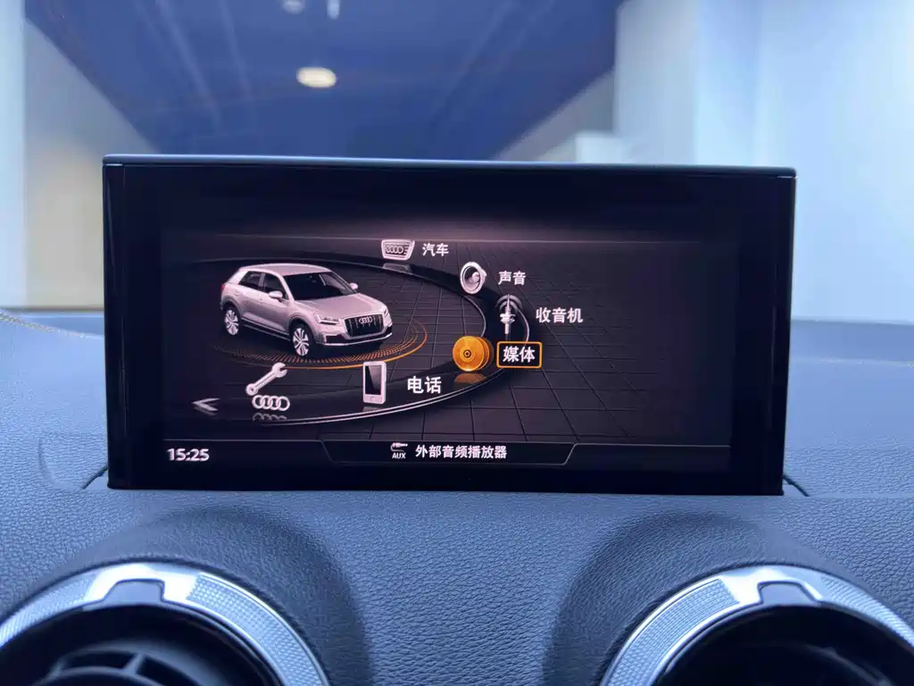 Audi Q2L e-tron — миниатюра 15