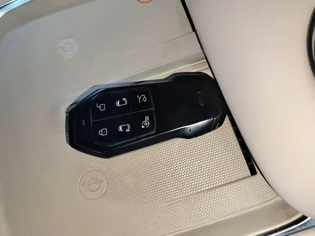 XPeng X9 — миниатюра 9