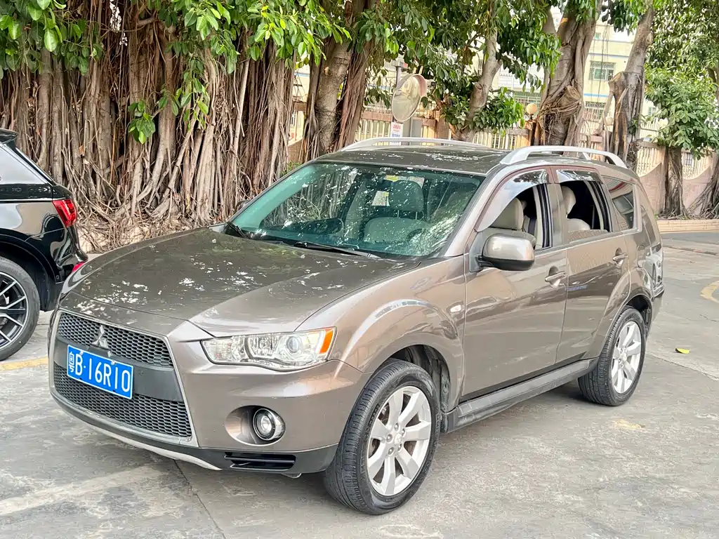 Mitsubishi Outlander (Import) 2010