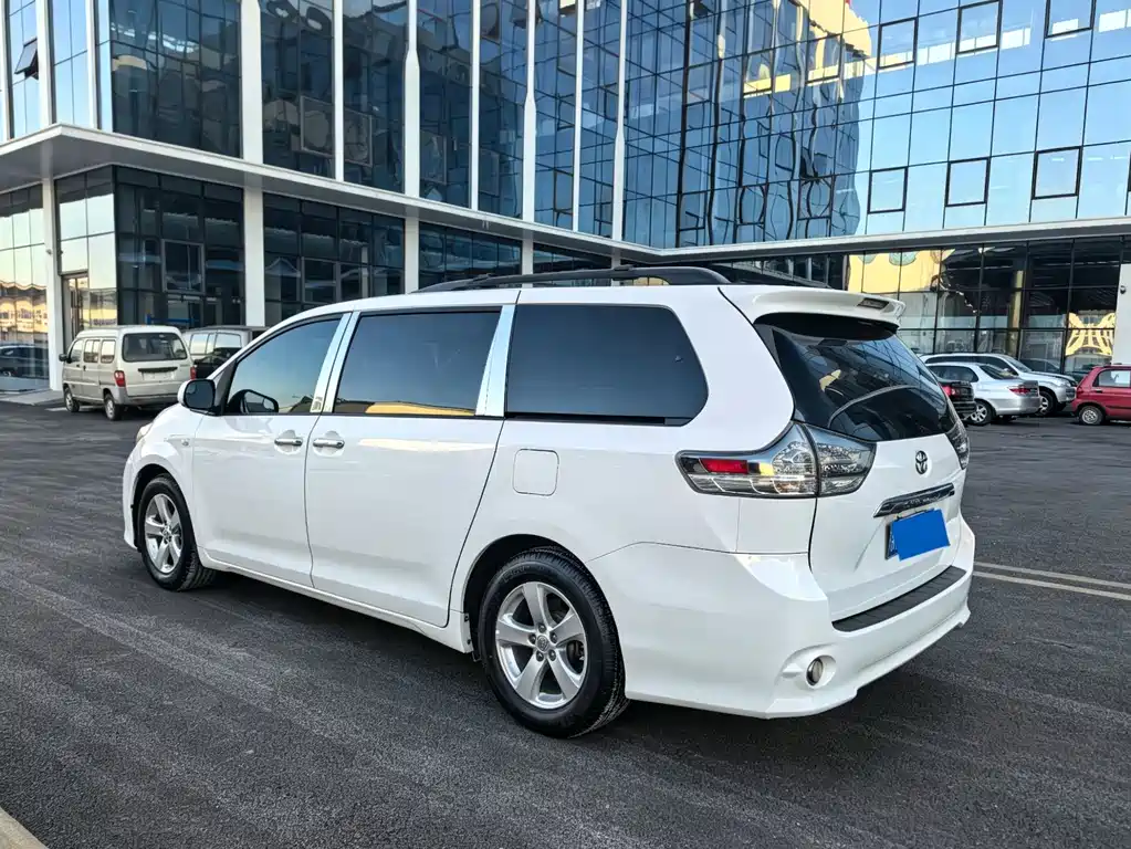 Toyota Sienna — миниатюра 7