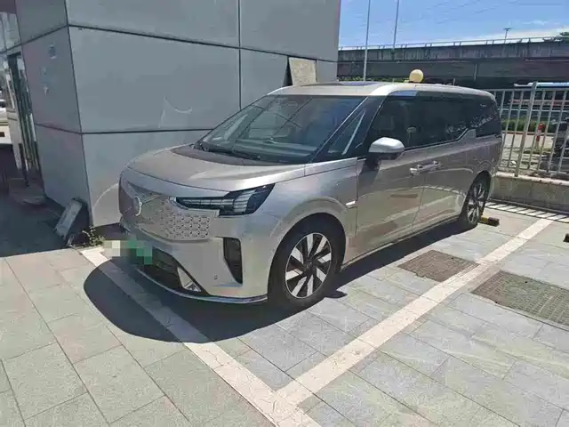 2024 Volvo EM90