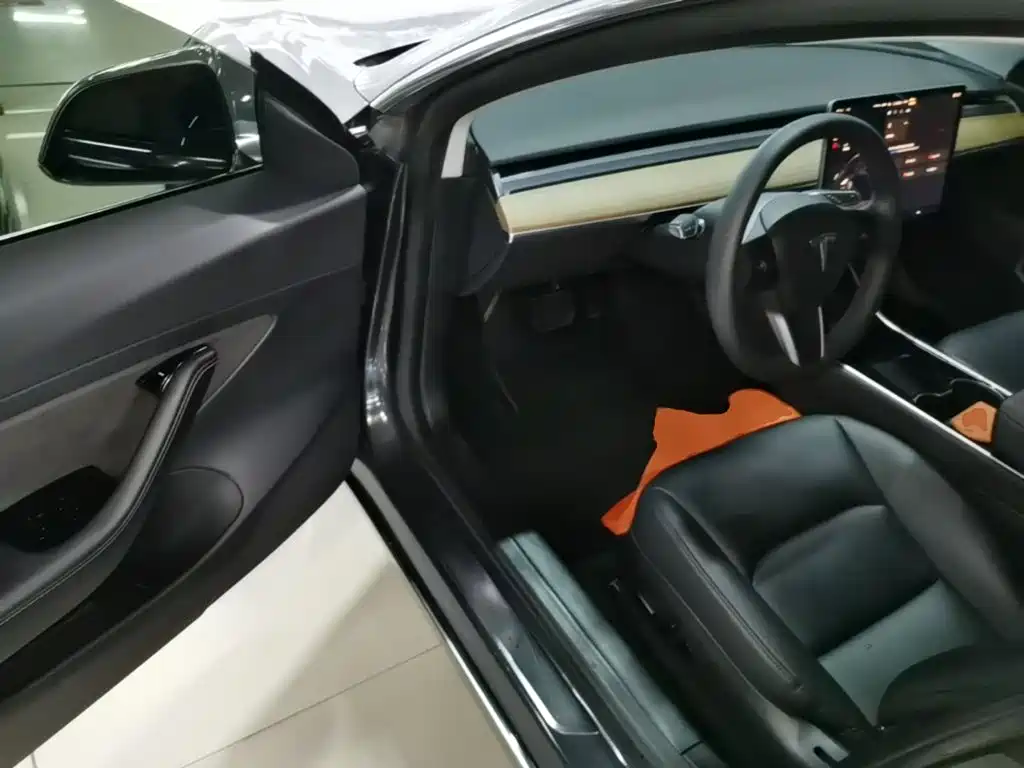 Tesla Model 3 — миниатюра 16