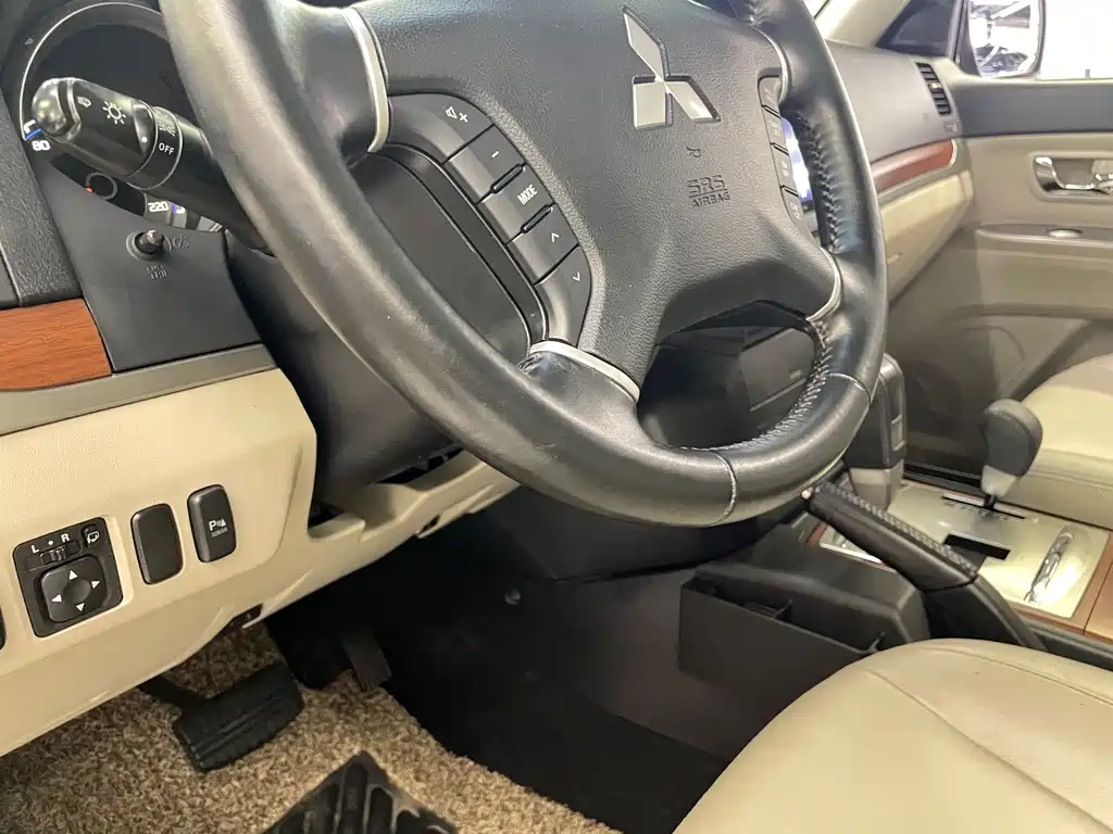 Mitsubishi Pajero (Import) — миниатюра 16