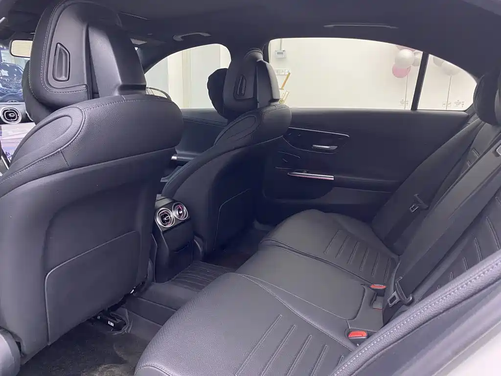 Mercedes-Benz C-Class — миниатюра 6