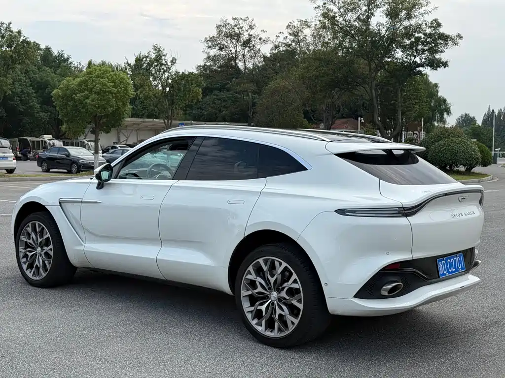 Aston Martin DBX — миниатюра 3