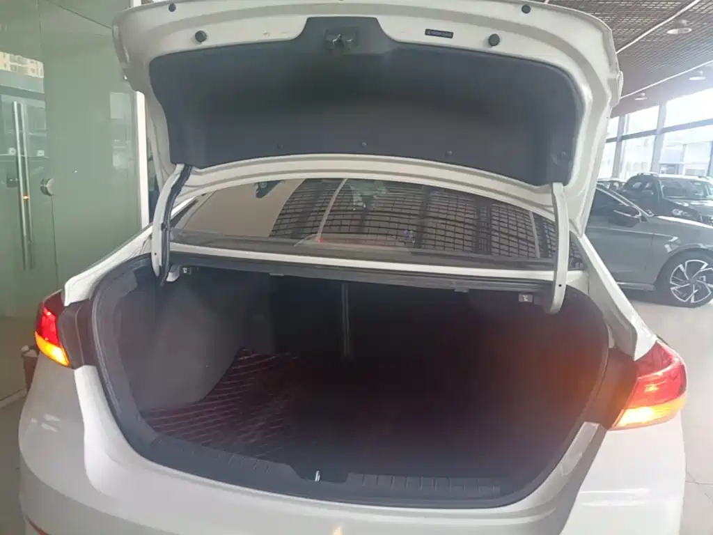 Hyundai Elantra — миниатюра 19