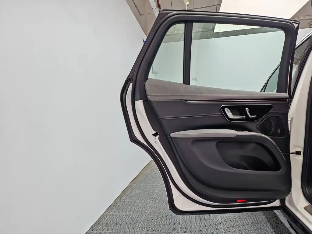Mercedes-Benz EQS SUV — миниатюра 14