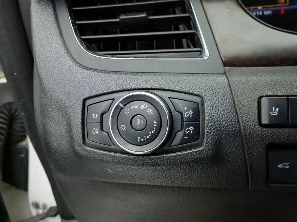 Ford Edge (Import) — миниатюра 21