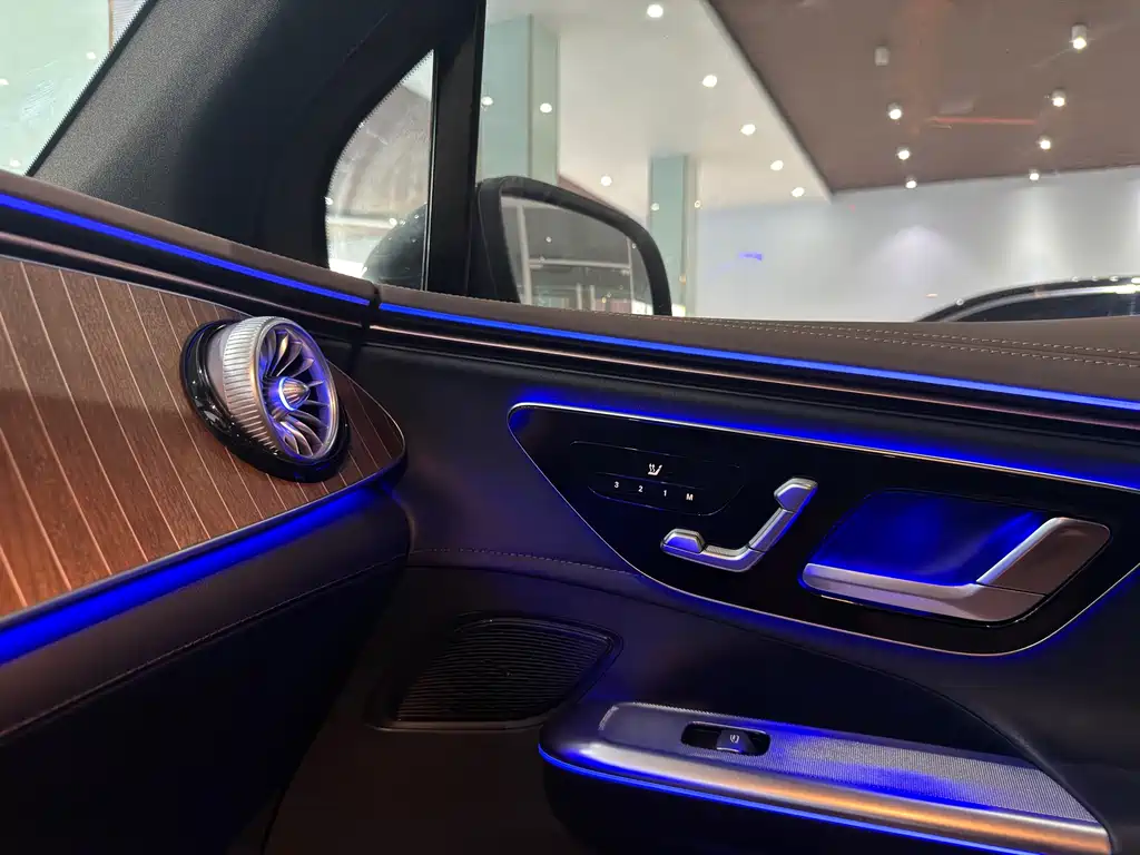 Mercedes-Benz EQE SUV — миниатюра 14