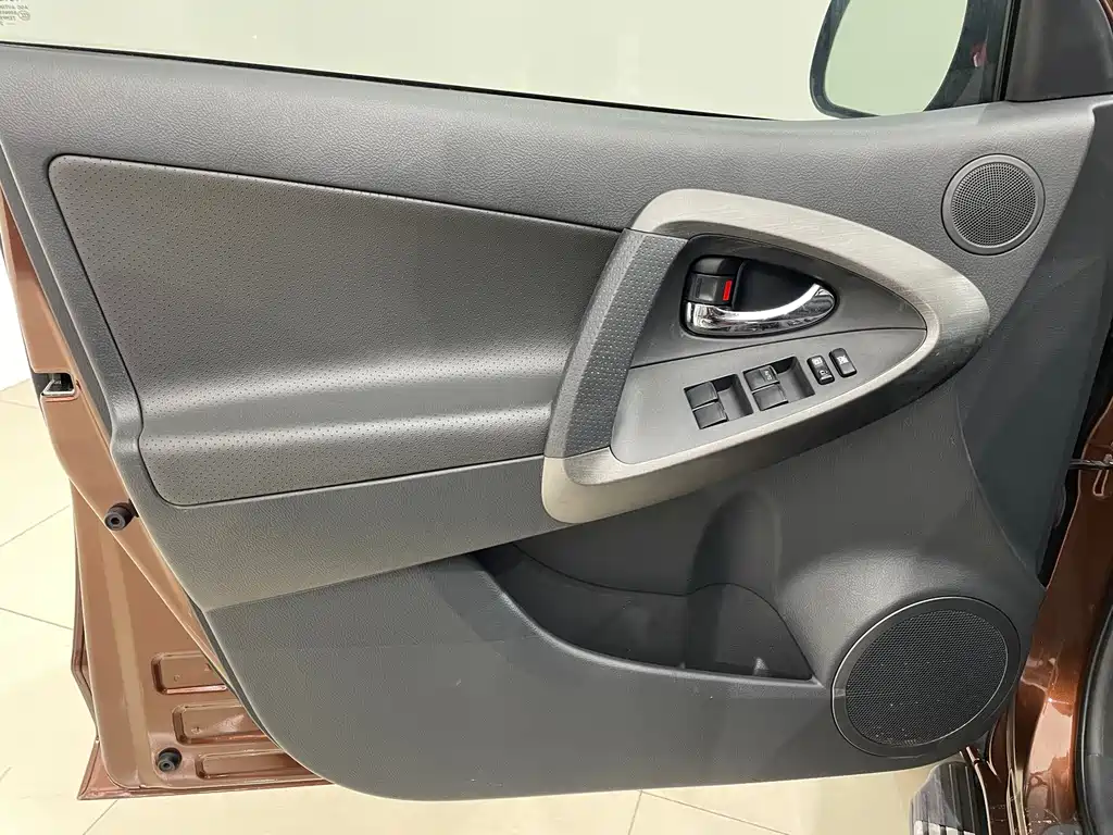 Toyota RAV4 — миниатюра 9