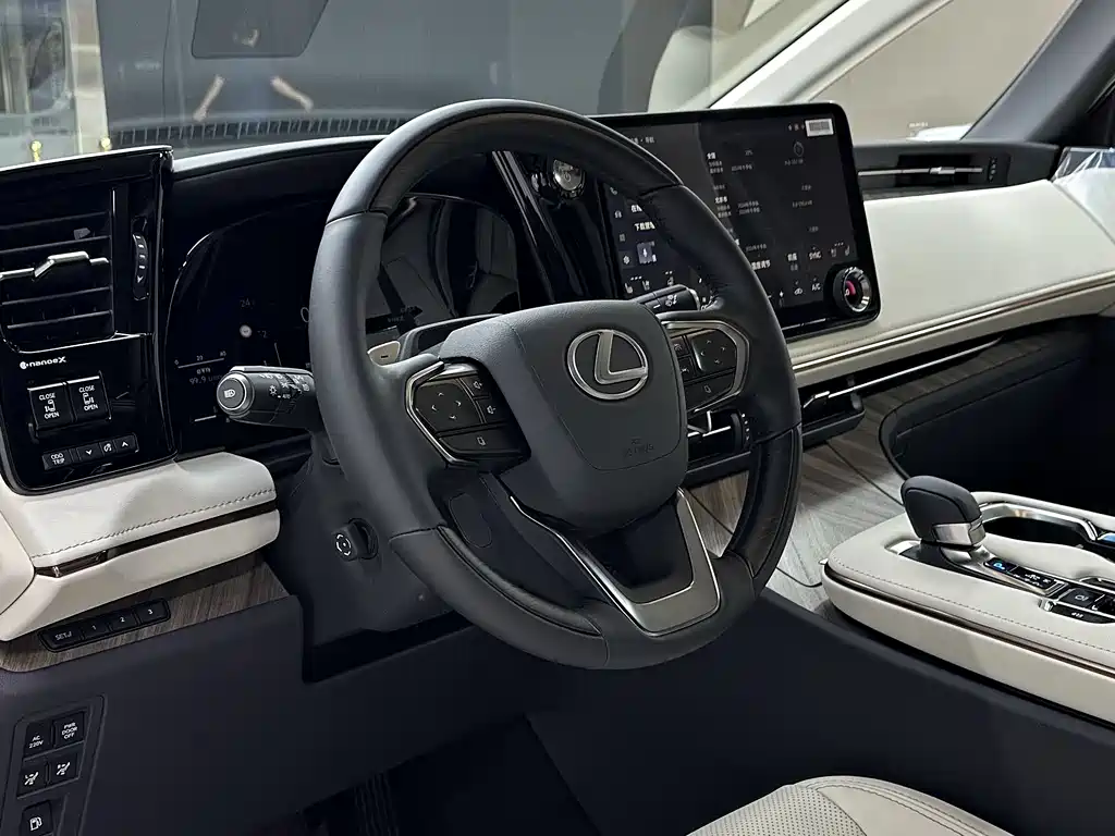 Lexus LM 2025 500h мест