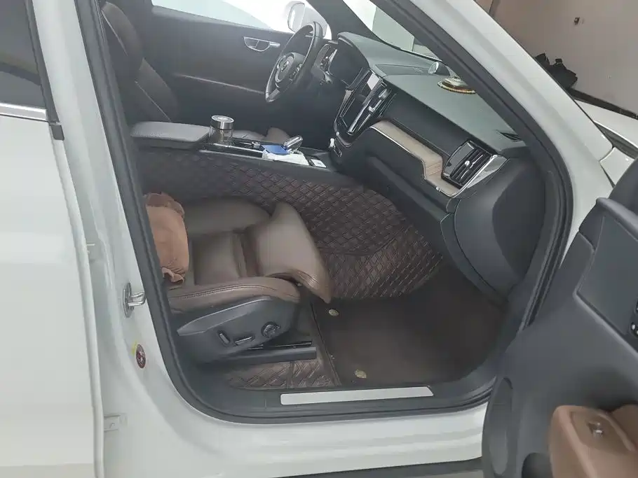 Volvo XC60 2022 B5 Luxury