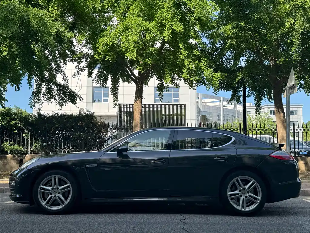 Porsche Panamera 2010 Panamera S 4.8L