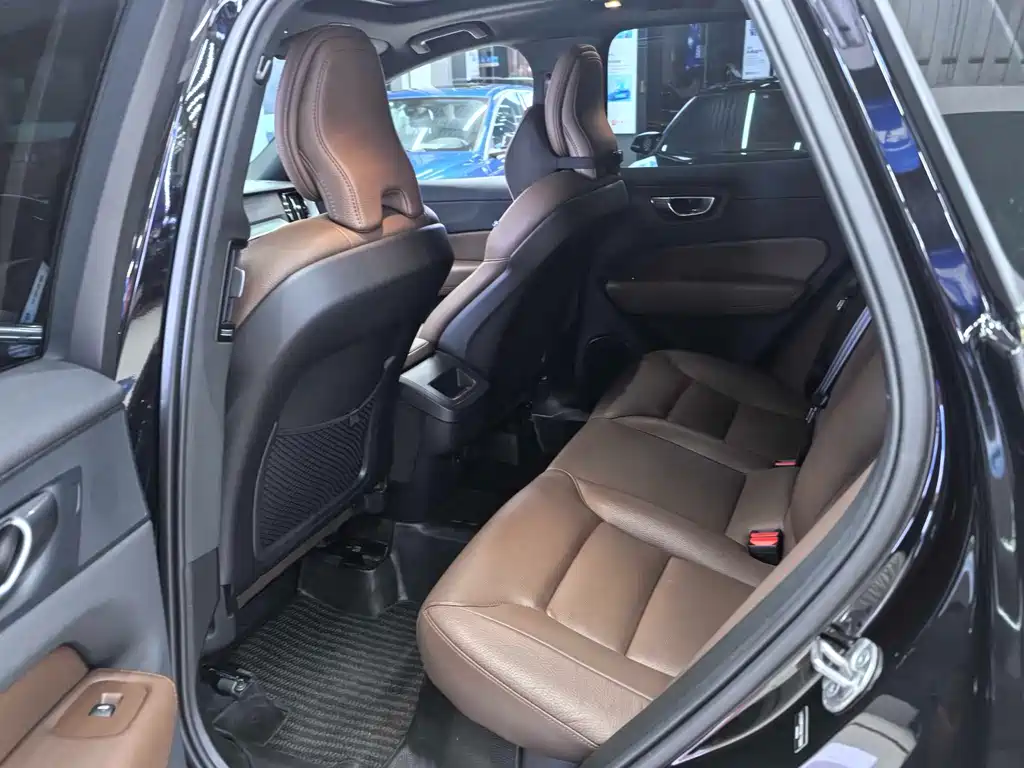 Volvo XC60 2025 B5 Luxury