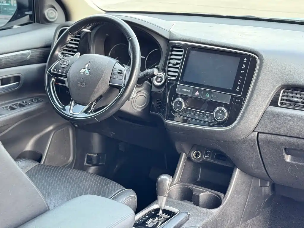 MITSUBISHI OUTLANDER