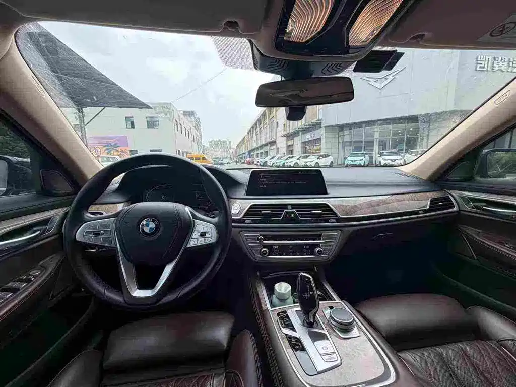 BMW 7 Series — миниатюра 6