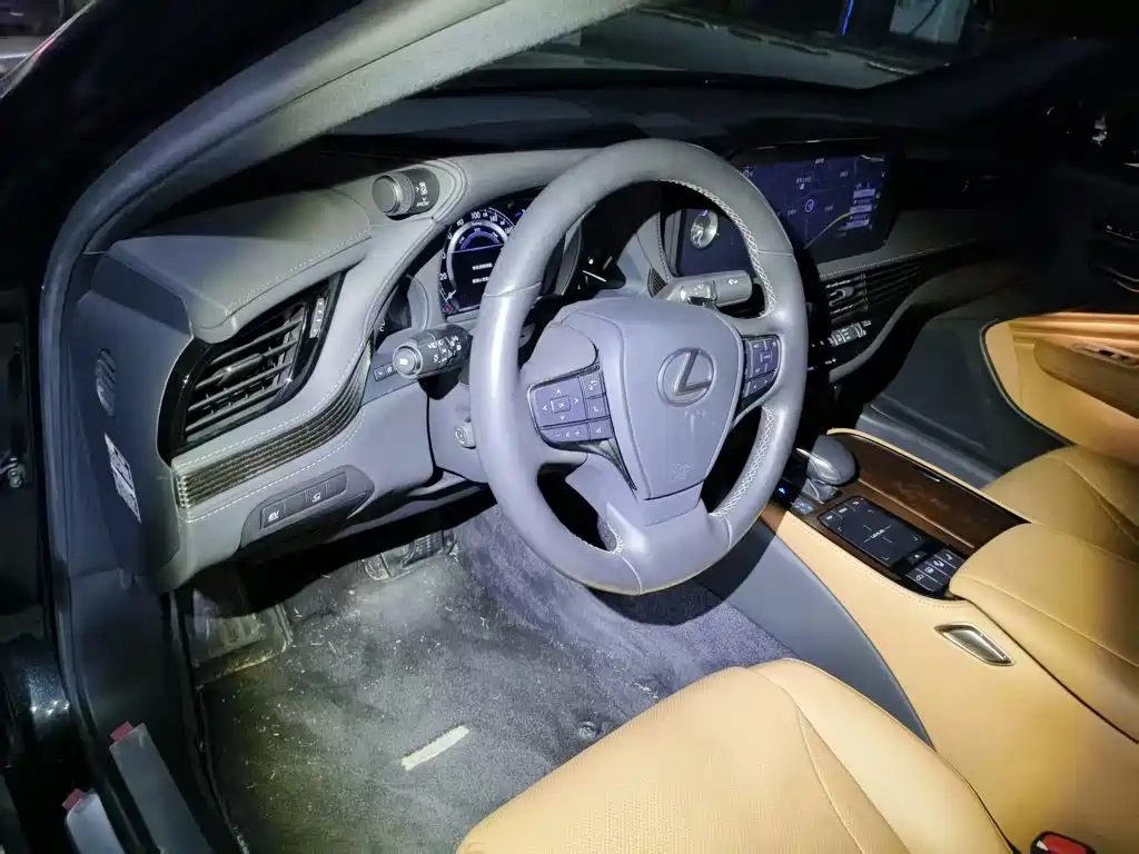 Lexus LS — миниатюра 5