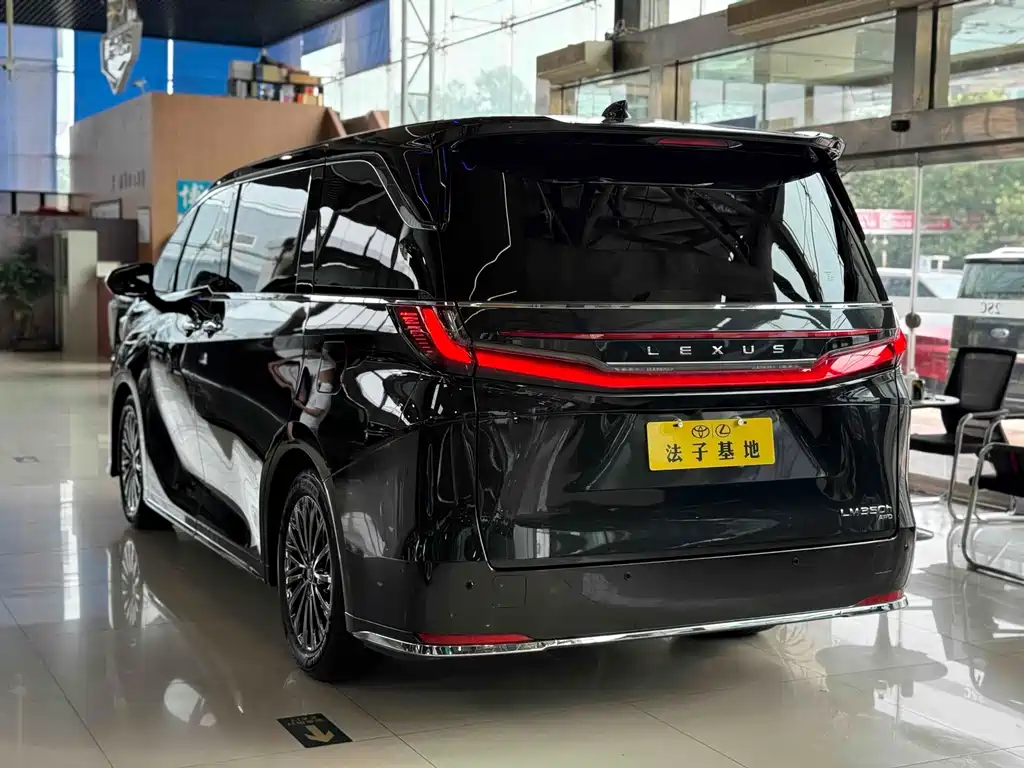 Lexus LM — миниатюра 22
