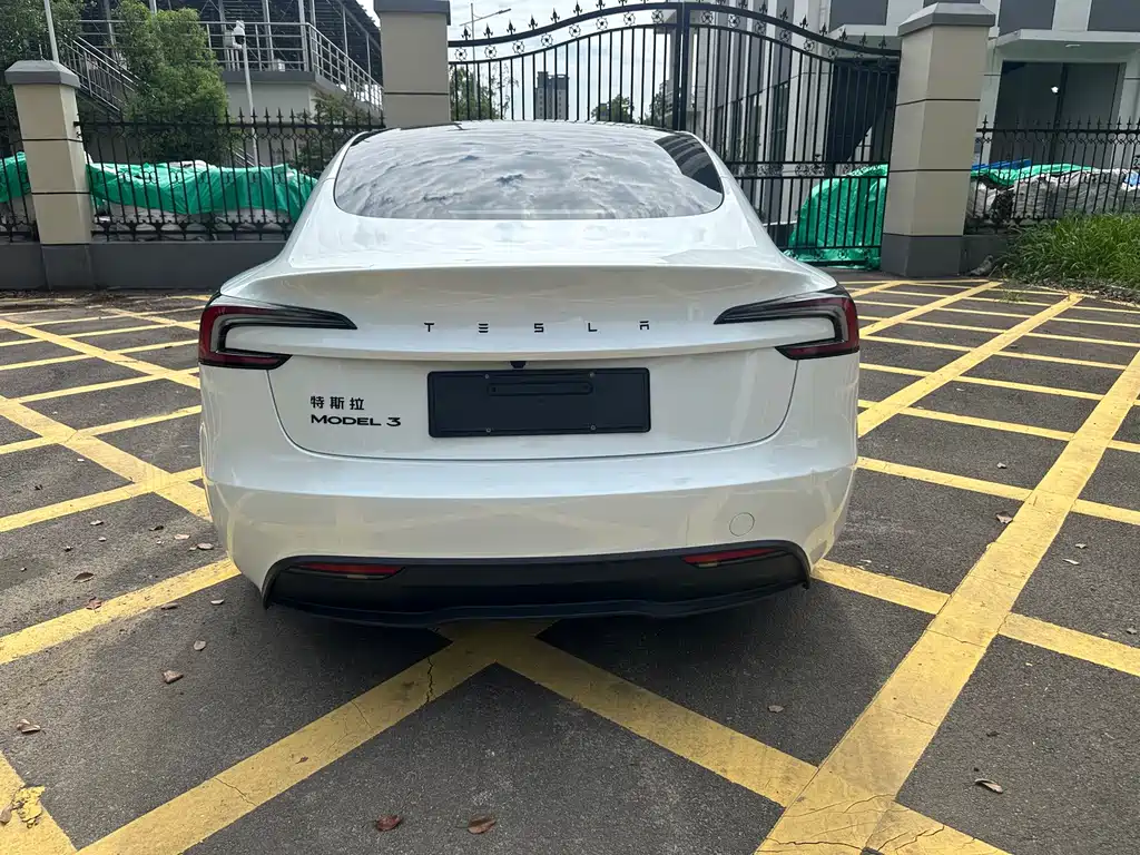 Tesla Model 3 — миниатюра 4