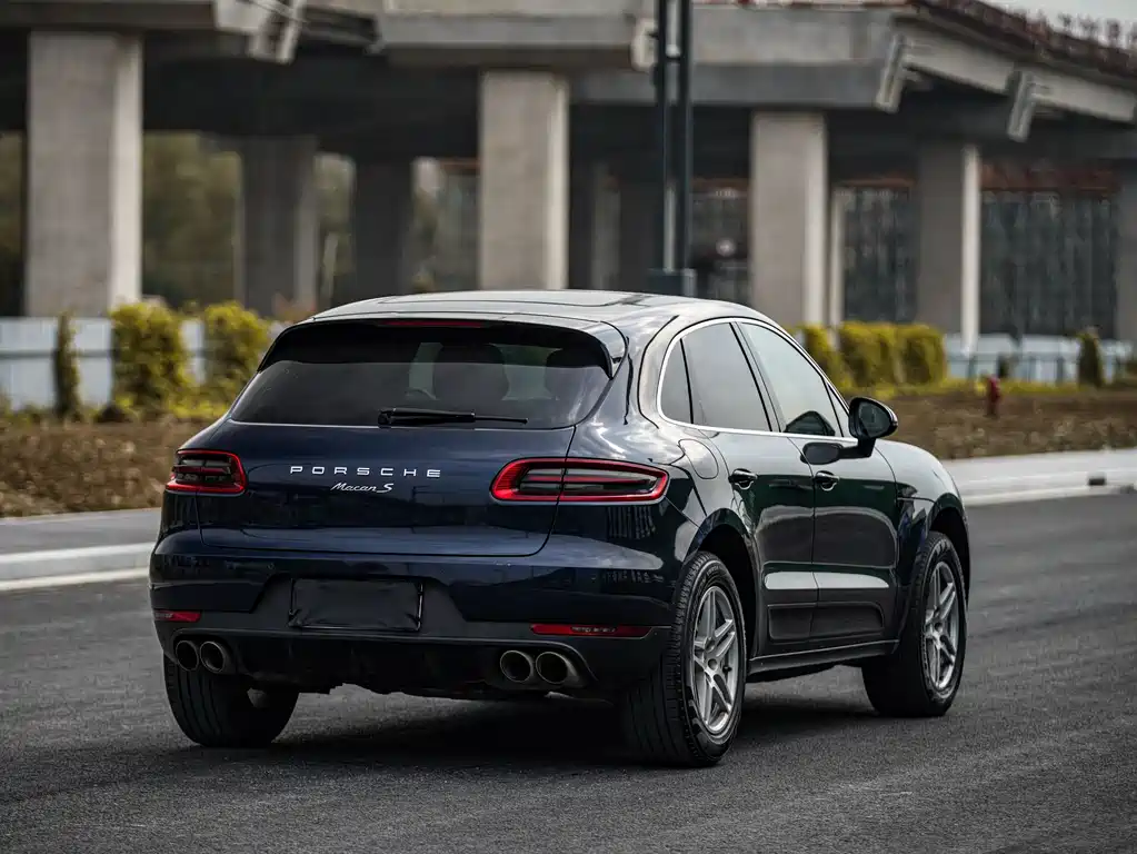 PORSCHE MACAN
