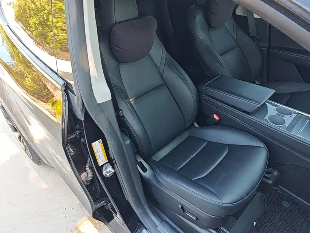 Tesla Model Y — миниатюра 20