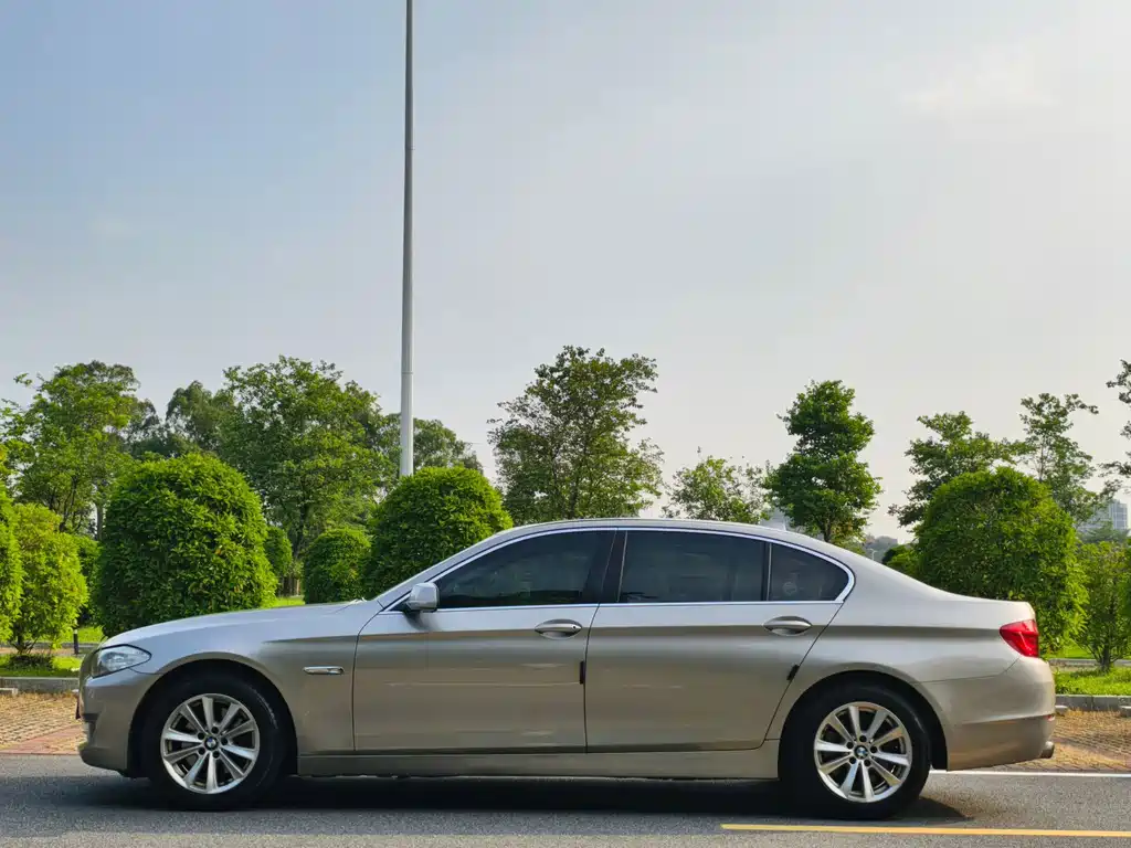 BMW 5 Series — миниатюра 8