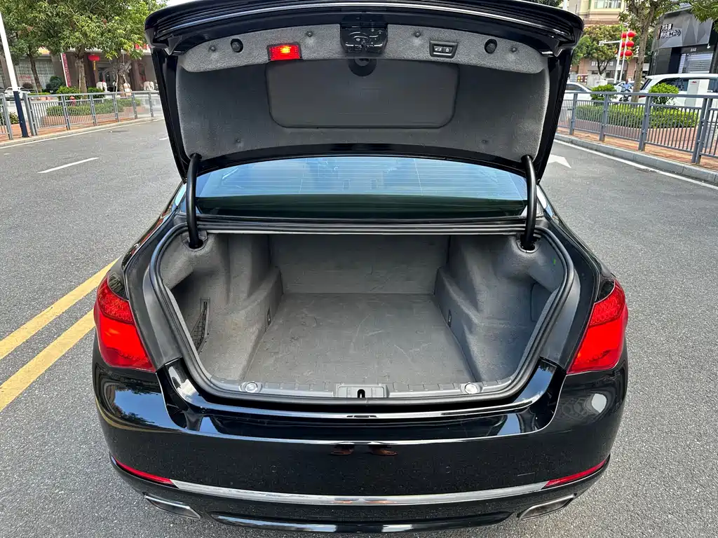 BMW 7 Series — миниатюра 7