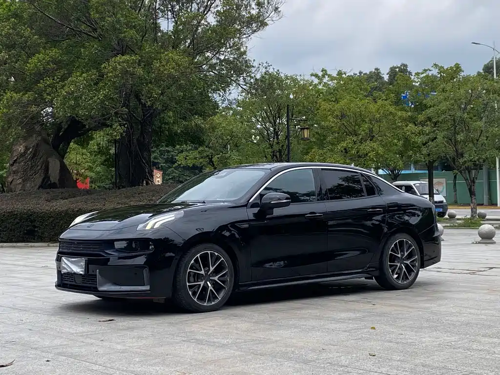 Lynk & Co 03