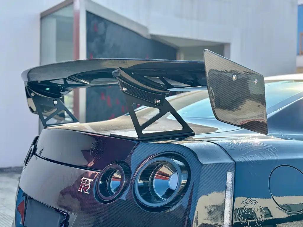 Nissan GT-R — миниатюра 9