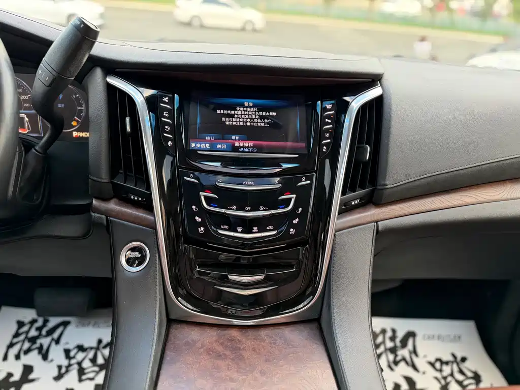 Cadillac Escalade — миниатюра 8