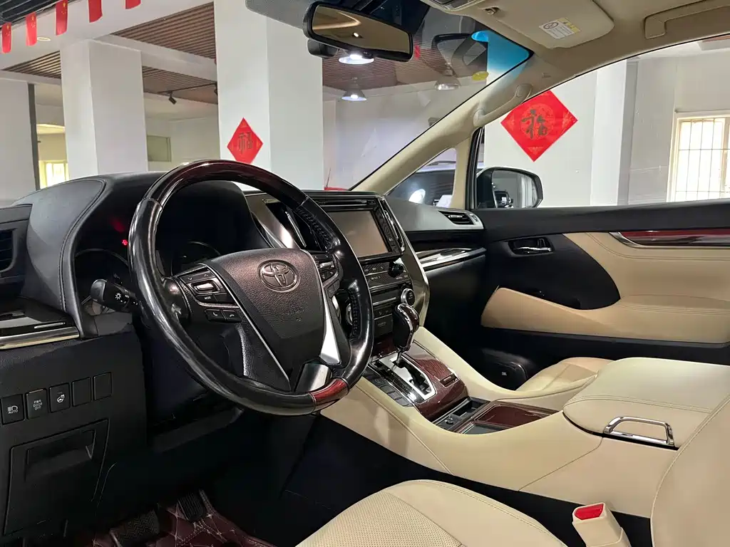 Toyota Alphard — миниатюра 12